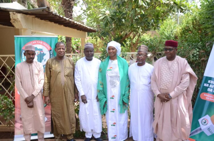 Nijar Daga Hagu zuwa Dama 1. Aliyu Rabe Aliyu NTA, Nijeriya 2. Abdullaye Koulibaley: Shugaban Hukumar Radio da Telebijin Na Jamhuriyar Nijar 3. Guimbe Kochi Ragiou; Magatakardan Gwamnan Birnin Niamey 4. Hajiya Mariam Lawali Sarki Azbin; Shugabar Kungiyar Yan'jarida Na Afrika masu amfani da Harshen Hausa 5. Mamman Idi Liman 6. Barau Tandja