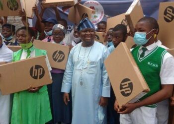 Fiye Da Dalibai 4,200 Suka Amfana Da Tallafin Ilimi Na Sanata Solomon Adeola
