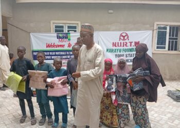 Kungiya Ta Bai Wa Marayu Tallafin Atamfofi Da Shaddodi A Yobe 