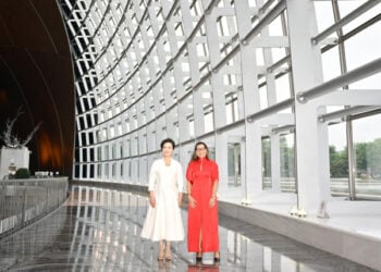 Peng Liyuan Da Uwar Gidan Shugaban Kasar Brazil Sun Ziyarci Babban Zauren Nuna Fasahohin Nishadantarwa Ta Kasar Sin