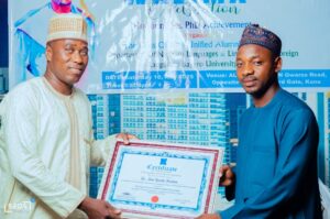 Ƙungiyar Dr. Tijjani Shehu Almajir a lokacin da ya ke miƙa kyautar karrama wa ga Dr. Sani Dauda Ibrahim