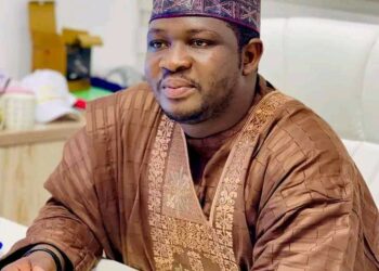 Dalilin Da Ya Sa Ɗan Sanda Ya Gyara Wa Ganduje Igiyar Takalmi – Hadimi