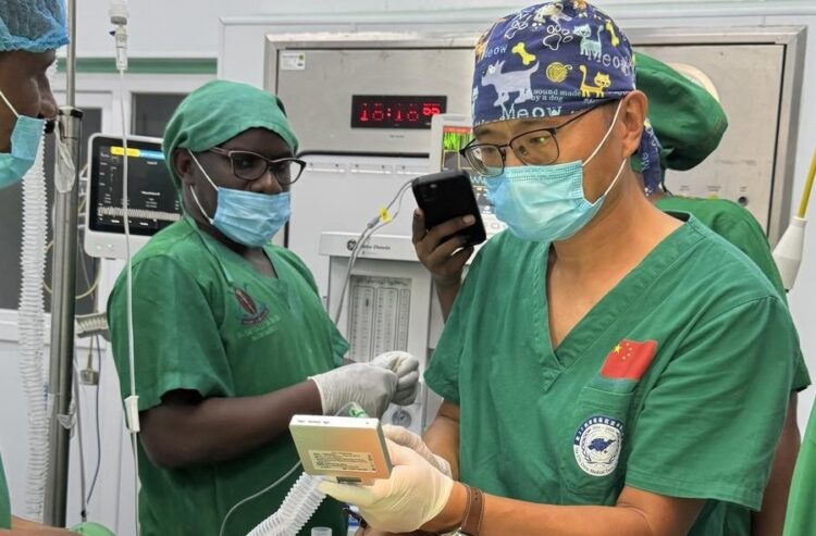 Likitoci (250622) -- DAR ES SALAAM, June 22, 2025 (Xinhua) -- Zhang Junqiao (R) works in a surgery at Muhimbili National Hospital in Dar es Salaam, Tanzania, March 21, 2025. TO GO WITH "Feature: Chinese doctor remembered in Tanzania for heroic sacrifice" (Xinhua)