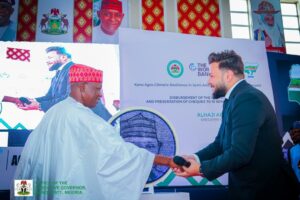 Kano Gwamnan Kano, Alhaji Abba Kabir Yusuf tare da Arch. Ali Hassan suna gaisawa yayin wani taro a fadar gwamnatin Kano.