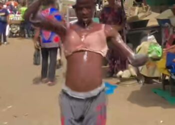 Ɗan TikTok Tsulange Ya Shiga Hannu Bisa Wanka Da Rigar Mama A Titi