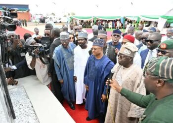 Tinubu Ya Ƙaddamar Da Asibiti, Motocin Bas Na CNG A Kaduna