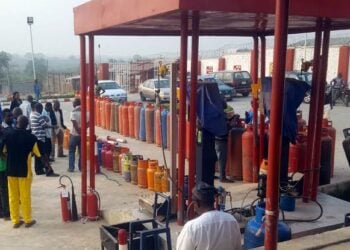‘Yan Kasuwa Na Shirin Yi Wa Dangote Zanga-zanga Kan Rage Farashin Gas