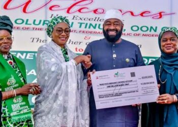Remi Tinubu Ta Bada Gudunmawar Naira Biliyan 1 Ga Wadanda Ambaliyar Ruwan Neja Ta Shafa