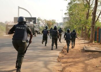 Ƴansanda Sun Kama Ƴan Uwa da Wasu Biyu Kan Ƙirkirar Garkuwa Da Kansu A Abuja