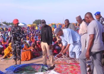 Zulum Ya Rabawa Talakawan Dikwa  Tallafin Kuɗi Da Abinci