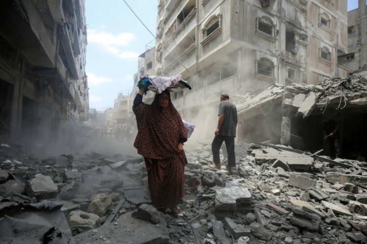 Falasɗinawa Palestinians inspect the site of a morning Israeli strike on a house, in Gaza City, August 8, 2025. REUTERS/Mahmoud Issa TPX IMAGES OF THE DAY