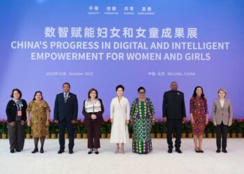 Uwar Gidan Shugaban Sin Ta Ziyarci Wajen Nune-nunen Karfafawa Mata Gwiwa A Bangaren Fasahohin Zamani