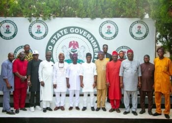 Gwamnan Edo Ya Umarci Kwamishinoni Su Riƙa Sanya Hular Tinubu