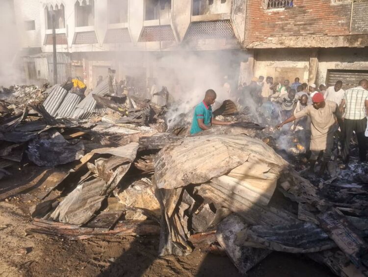 HOTUNA: Yadda Gobara Ta Ƙone Shaguna 25 A Kasuwar Singa A Kano
