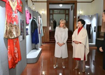 Peng Liyuan Da Brigitte Macron Sun Ziyarci Gidan Wasannin Kwaikwayo Ta Al’umma Ta Beijing