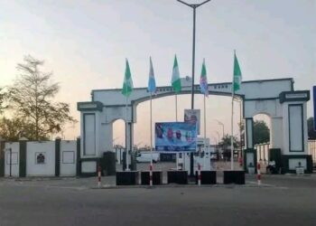Tutar APC Ta Fara Kaɗawa A Gidan Gwamnatin Kano Tun Kafin Dawowar Gwamna Abba Jam’iyyar
