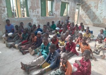 Yadda Ɗalibai Ke Ɗaukar Darasi A Ƙasa, Cikin Rana Da Ƙarƙashin Bishiyoyi A Bauchi