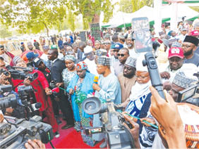 Gwamnatin Kaduna Ta Raba Tiransfoma 600 Da Fitilun Sola 10,000 A Kananan Hukumomin Jihar