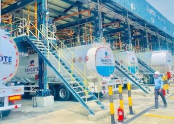 Matatar Dangote Ta Ƙara Farashin Fetur, Ta Dakatar Da Lodi