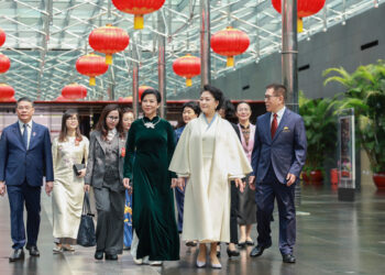 Peng Liyuan Da Uwargidan Shugaban Vietnam Sun Ziyarci Babban Dakin Wasannin Kwaikwayo Na Kasar Sin
