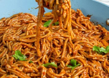 Yadda Ake Hada Dafadikan Taliya (Jollof Spaghetti)