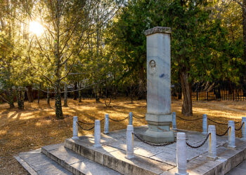 Shugabar Jam’iyyar Kuomintang Ta Kai Ziyarar Girmamawa Kabarin Tunawa Da Sun Yat-sen Dake Birnin Beijing