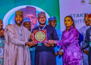 An Sake Karrama Gwamna Dauda Lawal Da Lambar Yabo Kan Mulki Na Adalci A Zamfara