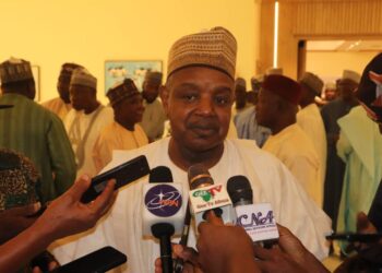 Bagudu Ya Jagoranci Miƙa Fom Na Tazarcen Gwamna Nasir Idris Na Kebbi Zuwa Ofishin APC