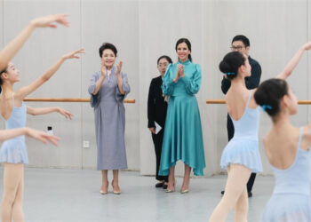 Peng Liyuan Da Tamara Vucic Sun Ziyarci Kwalejin Koyar Da Rawa Ta Beijing