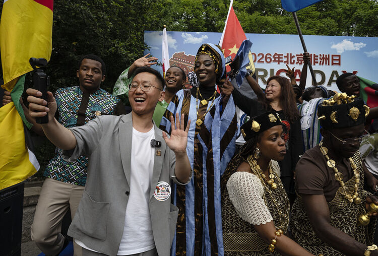 Sin BEIJING, CHINA - MAY 23: A Chinese visitor takes a video of himself as people from different African countries stand on the stage as they take part in Africa Day 2026 on May 23, 2026 in Beijing, China. The event was held to mark the 70th anniversary of China-Africa diplomatic ties and the China-Africa Year. China is Africa's largest trading partner, with bilateral trade surpassing 250 billion USD. The ties have expanded beyond traditional infrastructure investments into technology, agriculture, and manufacturing. This includes a landmark unilateral zero-tariff policy covering 53 African nations, which is dramatically reshaping trade terms on the continent. (Photo by Kevin Frayer/Getty Images)