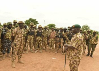 Kwamandan Rundunar Soji Ya Umarci Dakaru Su Ƙara Matsin Lamba Kan ‘Yan Ta’adda