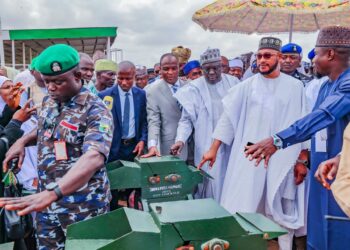 Gwamna Dauda Ya Raba Buhunan Taki 72,000 Da Kayan Noma Kyauta Ga Manoman Zamfara