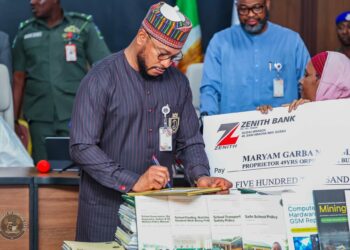 Inganta Makarantu: Gwamna Lawal Ya Sanya Hannu Kan Dokokin Gyaran Ilimi A Zamfara