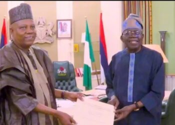 Tinubu Ya Miƙa Wa Shettima Takardar Tabbatar Da Shi Abokin Takararsa A Zaɓen 2027