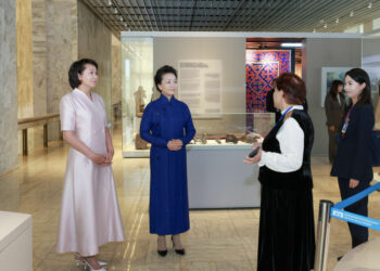 Peng Liyuan Ta Ziyarci Ggidan Tarihi Na Kasar Kyrgyzstan