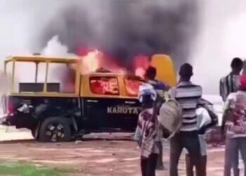 Fusatattun Matasa Sun Ƙone Motar KAROTA Bayan Aukuwar Hatsari A Kano