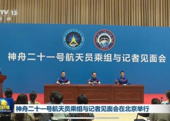 ’Yan Sama Jannatin Kumbon Shenzhou-21 Sun Gana Da ’Yan Jarida Karon Farko Bayan Dawowarsu Doron Kasa