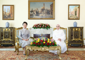 Peng Liyuan Ta Zanta Tare Da Ziyartar Wurin Baje Koli Tare Da Uwargidan Shugaban Masar