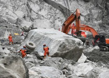 An Aike Da Sama Da Masu Aikin Ceto 2,500 Zuwa Yankin Xizang Wanda Malalar Laka Ya Shafa