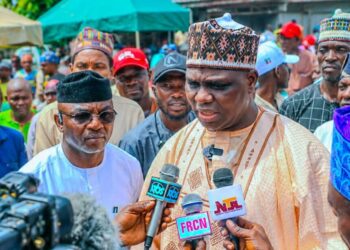 Kakakin Majalisar Nasarawa Ya Raba Naira Miliyan 6 da Atamfofi 1,100 a Taron APC